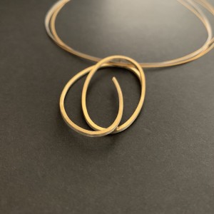Wendeanhänger geschwungenes Oval, ca. 55 mm groß, eine Seite Silber, eine Seite goldplattiert