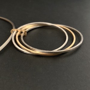 Anhänger 3 Ringe beweglich, mittlerer Ring goldplattiert, ca. 50 mm groß