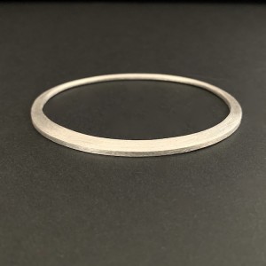 Armreif oval, runder Draht zur Platte gehämmert, ca. 5 mm breit, Silber