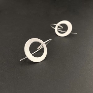 Ohrhänger, gebogene Scheibe, ca. 20 mm, Oberfläche gefrostet, Silber
