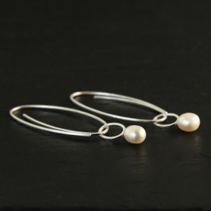 Ohrhänger geschwungenes Oval mit Perle, ca. 40 mm, Silber