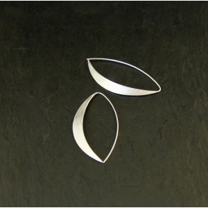 Ohrhänger Ellipse, runder Draht zur Platte gehämmert, ca. 55 mm, Silber