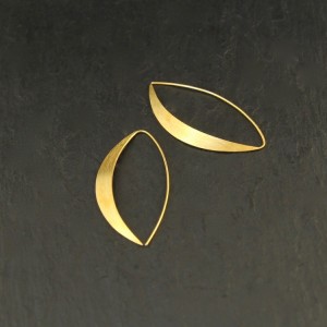 Ohrhänger Ellipse, runder Draht zur Platte gehämmert, ca. 55 mm, Silber goldplattiert