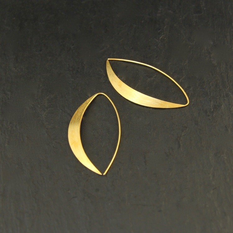 Ohrhänger Ellipse, runder Draht zur Platte gehämmert, ca. 55 mm, Silber goldplattiert
