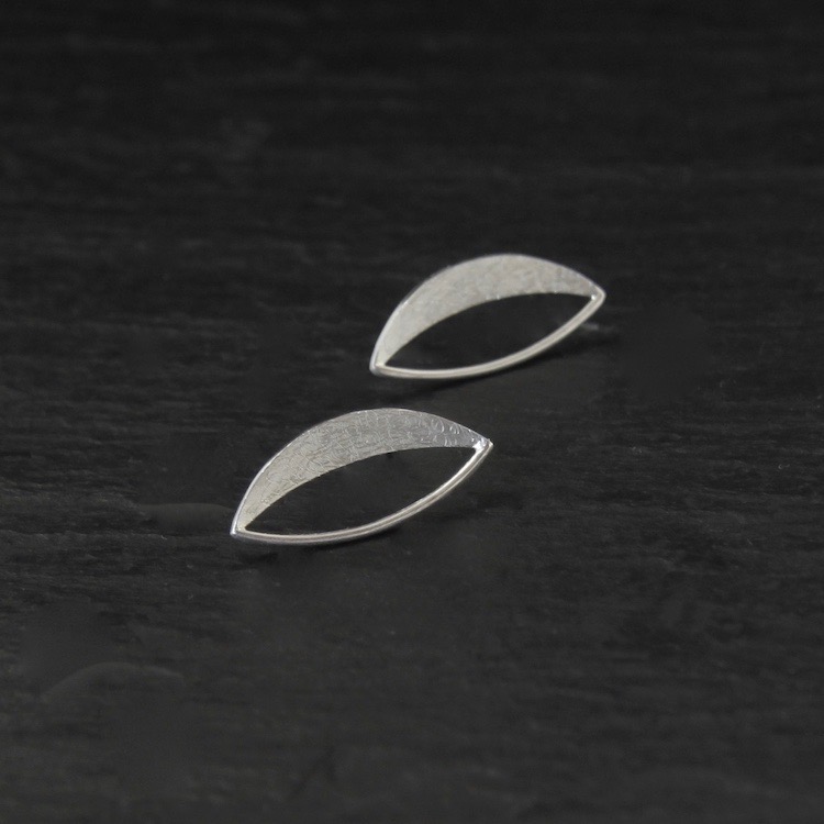Ohrstecker Ellipse, runder Draht zur Platte gehämmert, ca. 25 mm, Silber