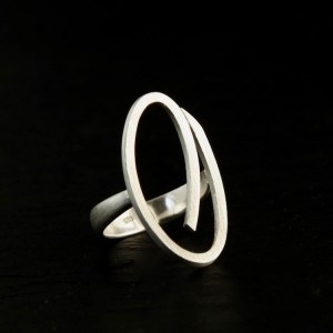 Ring Oval geschwungen aus Vierkantdraht, ca. 31 mm lang, Silber