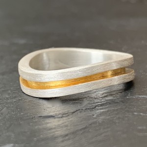 Ring Welle massiv, Rille goldplattiert, ca. 5 mm breit, Silber