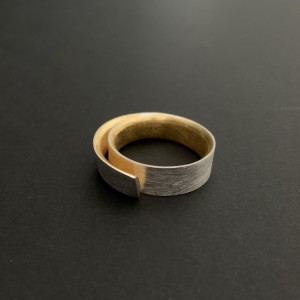 Ring geschwungen, ca. 7  mm breit innen goldplattiert