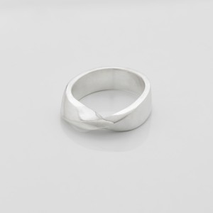 Ring massiv, Band einmal gedreht, ca. 7 mm, Silber