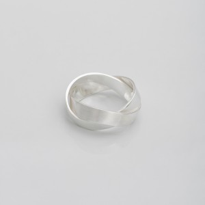 Ring geschlungen, ca. 8 mm breit, Silber