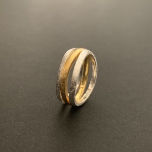 Ring geschwungener Vierkantdraht, 8 mm breit, Silber teilgoldplattiert
