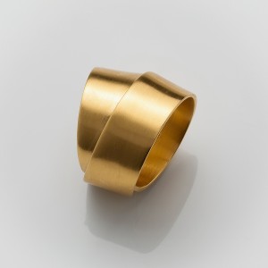Ring geschlungen, ca. 18 mm breit, Silber goldplattiert