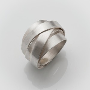 Ring, Band abstrakt gewickelt, ca. 18 mm breit, Silber