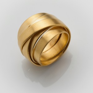 Ring, Band abstrakt gewickelt, ca. 18 mm breit, Silber goldplattiert